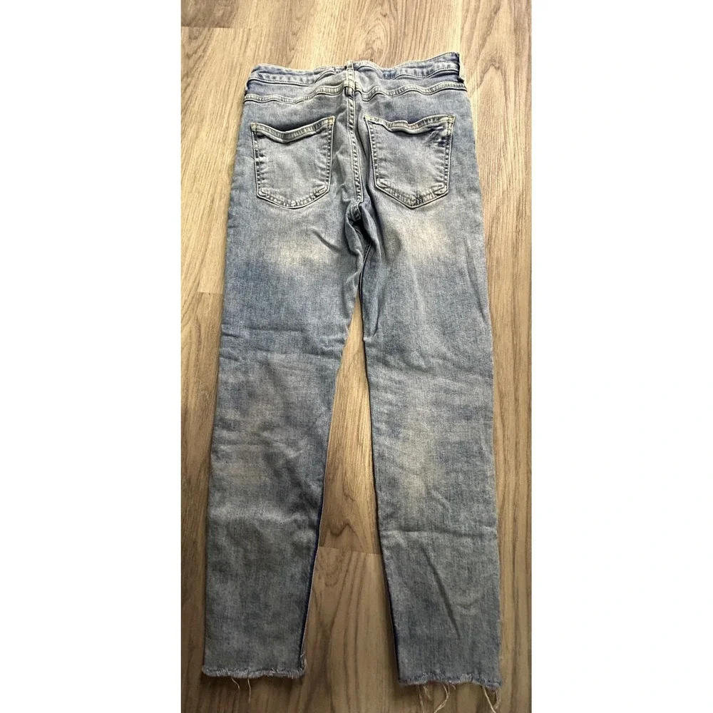Forever 21 Women Light Wash Distressed Ripped Raw Hem Straight Leg Jeans Size 26